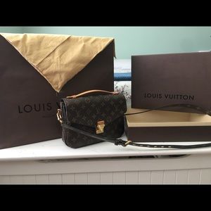 Louis Vuitton Pochette Metis Monogram Canvas.
